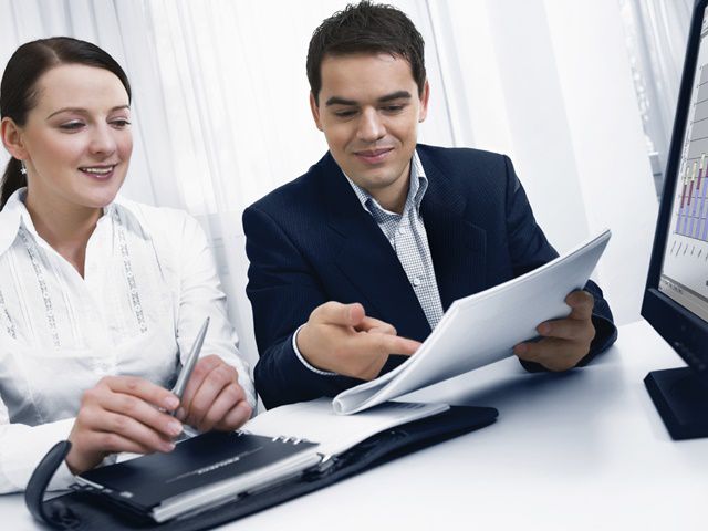 銀行が担う現代社会と企業の支え進化と初任給の注目ポイント