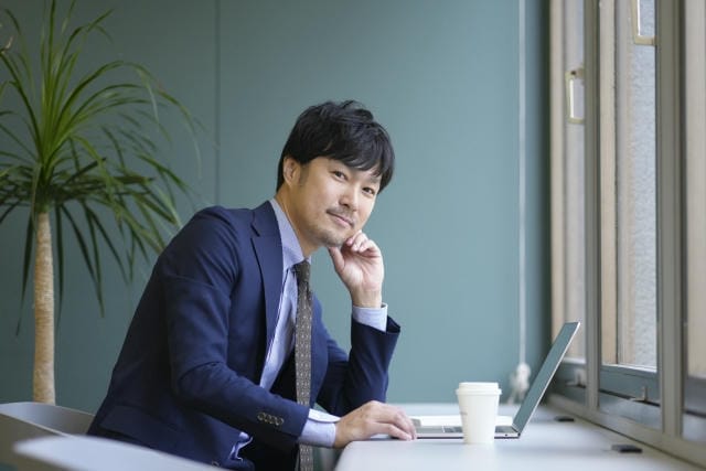 銀行で高初任給を得る裏にある現実と努力のストーリーを探る