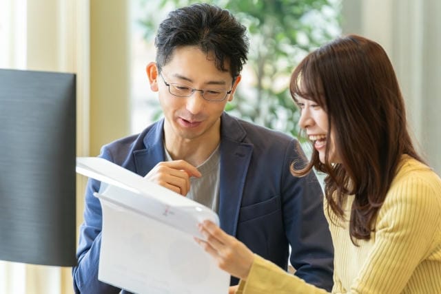 銀行の役割進化と初任給が示す現代金融業界の新たな可能性